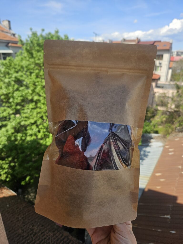 Отворена кутия с пакетчета семена